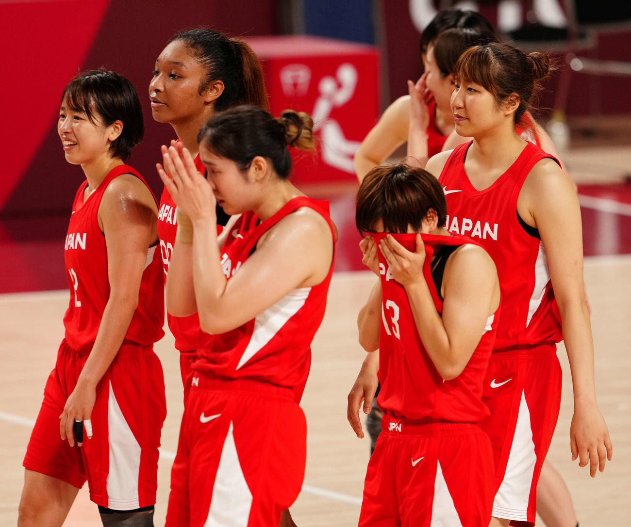 日本対米国　試合後、涙をぬぐう町田（左から4人目）（撮影・江口和貴）