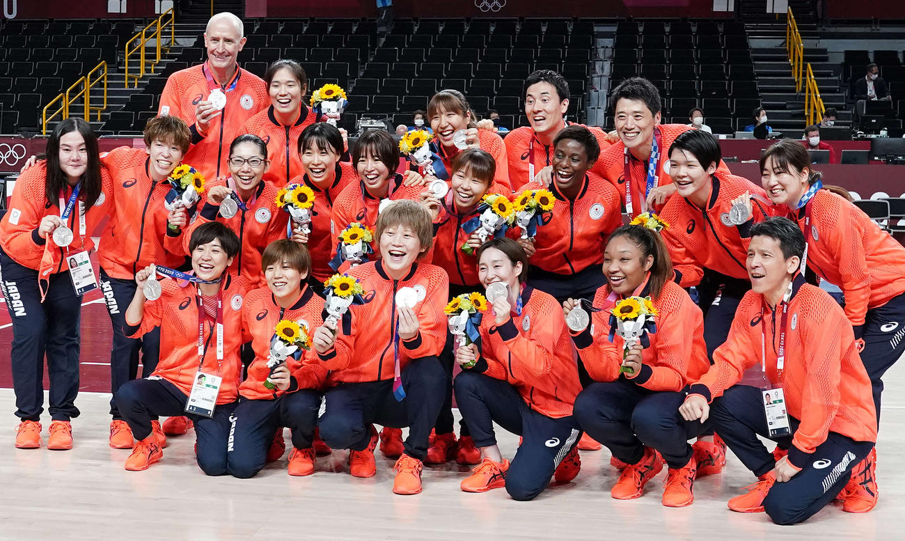 銀メダルを手に笑顔のバスケ女子日本代表。後列左はホーバス監督（撮影・鈴木みどり）