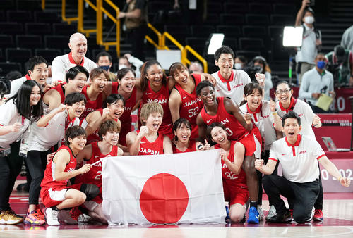 女子バスケ旋風起こした銀 渡嘉敷離脱も一丸で前評判覆す 夢はパリへ バスケットボール 東京オリンピック写真ニュース 日刊スポーツ