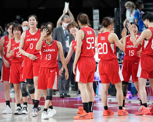 Basketball Sapporo Yamanote Og Rui Machida Moeko Nagaoka Nanako Todo Are Delighted By The Silver Teacher Basketball Tokyo Olympics Nikkan Sports Archysport