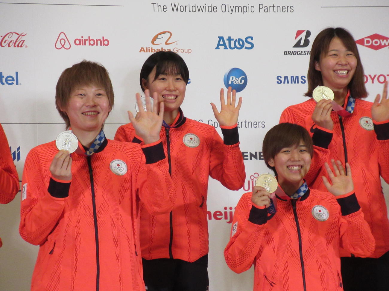 バスケットボール女子日本代表は、メダリスト会見に出席した。右上から時計回りに東藤なな子、町田瑠唯、高田真希、本橋菜子（撮影・益田一弘）