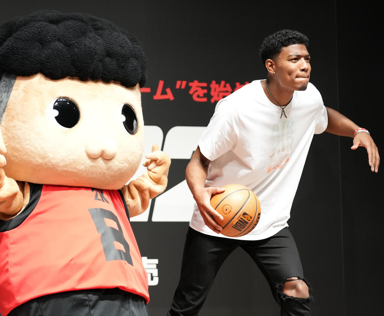 パッケージ表紙と同じポーズをとる八村。左は2Kムラ君（撮影・横山健太）