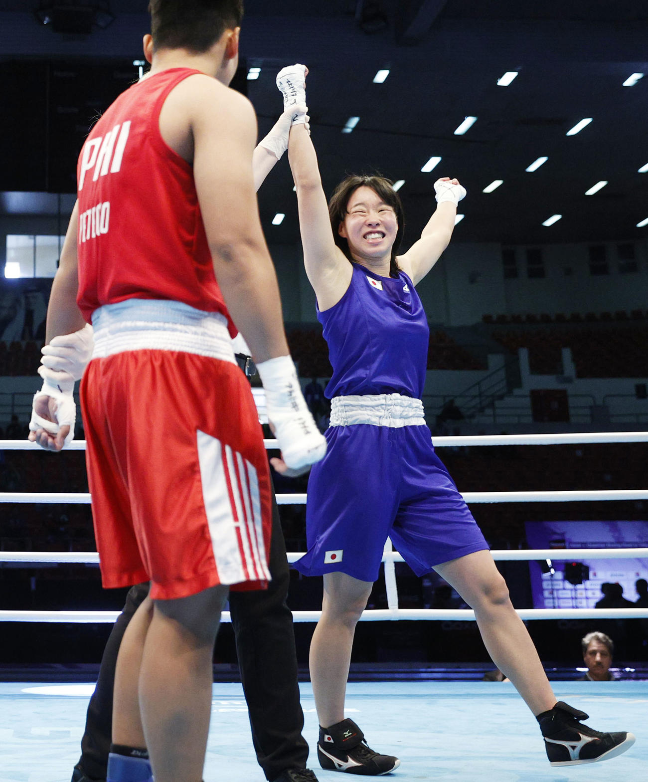 女子フェザー級準々決勝でフィリピン選手（手前）に判定勝ちし、五輪出場を決めた入江（共同）
