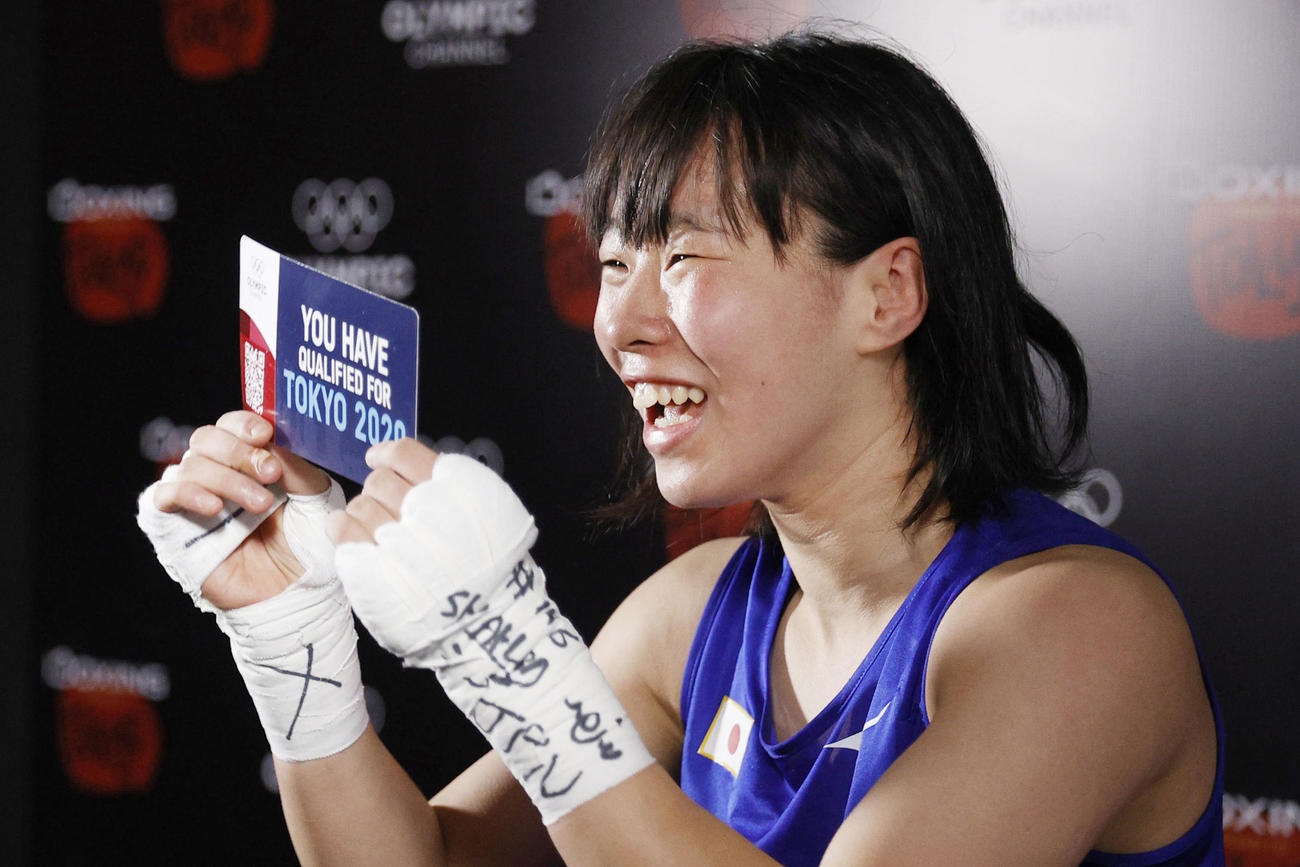 女子フェザー級準々決勝で勝利し、ボクシング女子で日本勢初となる五輪出場を決め笑顔を見せる入江聖奈（共同）