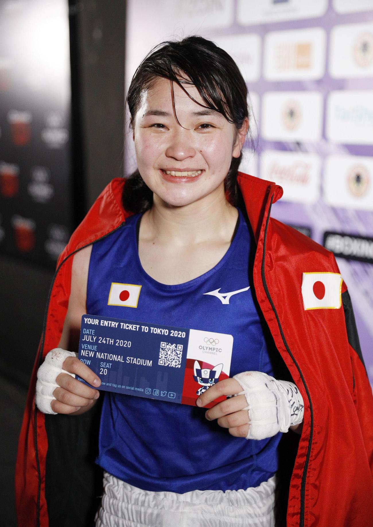 女子フライ級準々決勝で勝利し、東京五輪出場を決め笑顔を見せる並木月海（共同）