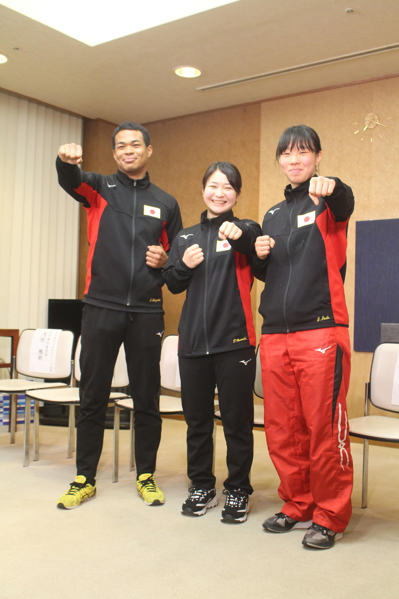 代表を決めて帰国し、笑顔の3選手。左から岡沢、並木、入江