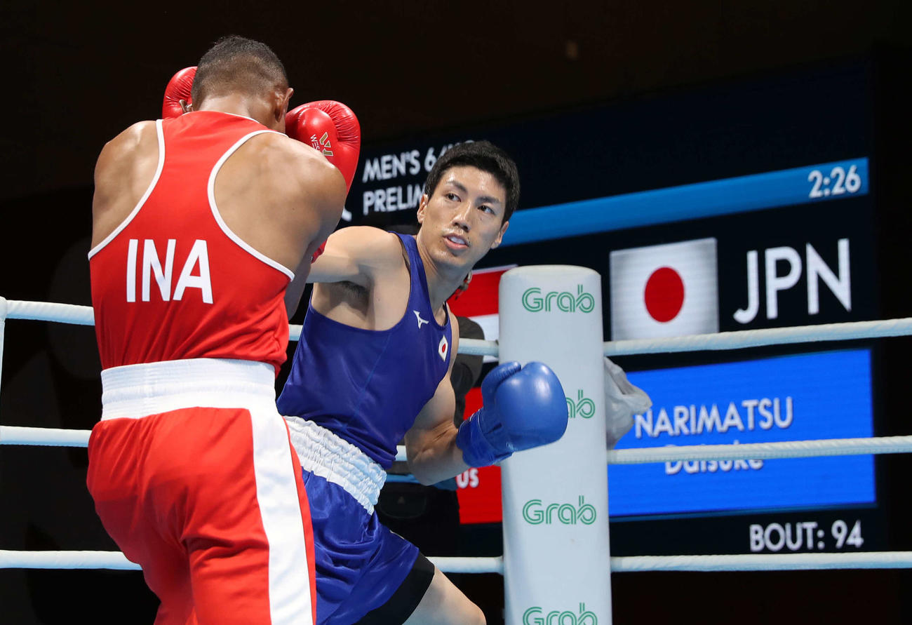アジア大会の男子ライトフライ級初戦でインドネシア選手（手前）に勝利した成松（2018年8月27日撮影）