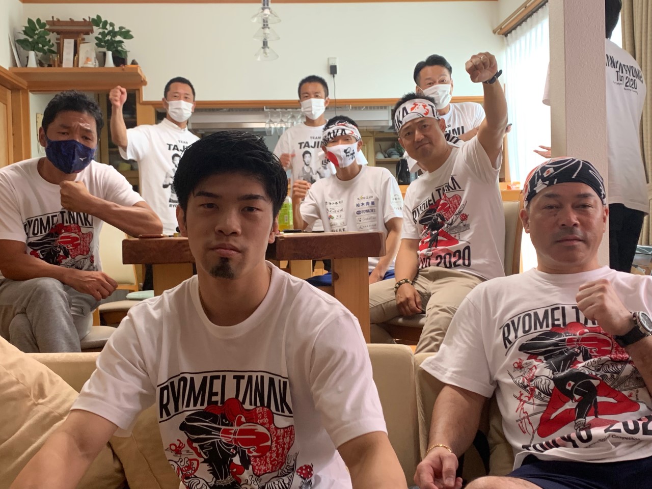 東京五輪ボクシング2回戦を勝利した田中を応援する元世界3階級王者の弟・恒成、父の斉氏（右）ら（畑中ジム提供）
