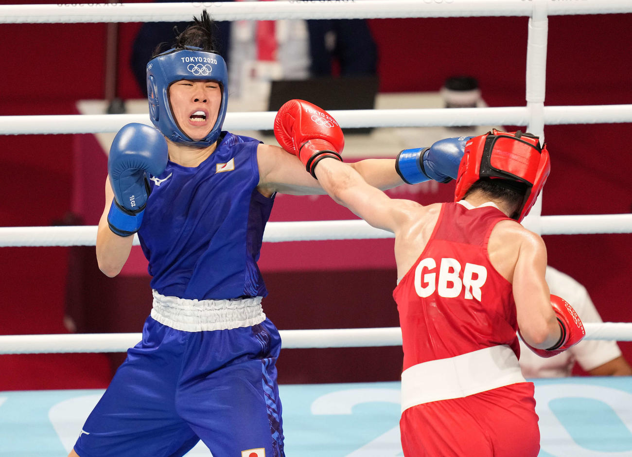 ボクシング女子フェザー級準決勝　3回、アーティングストール（右）を攻める入江（撮影・鈴木みどり）
