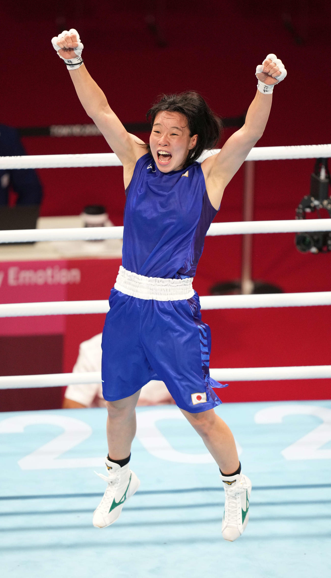 ボクシング女子フェザー級準決勝　カリス・アーティングストールに勝利し決勝進出を決め、ジャンプしながらガッツポーズする入江（撮影・鈴木みどり）