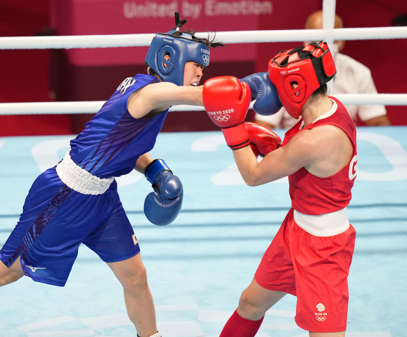 ボクシング女子フェザー級準決勝　2回、アーティングストール（右）に右ストレートを放つ入江（撮影・鈴木みどり）