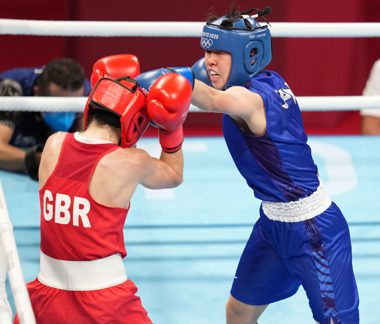 ボクシング女子フェザー級準決勝　2回、アーティングストール（左）を攻める入江（撮影・鈴木みどり）