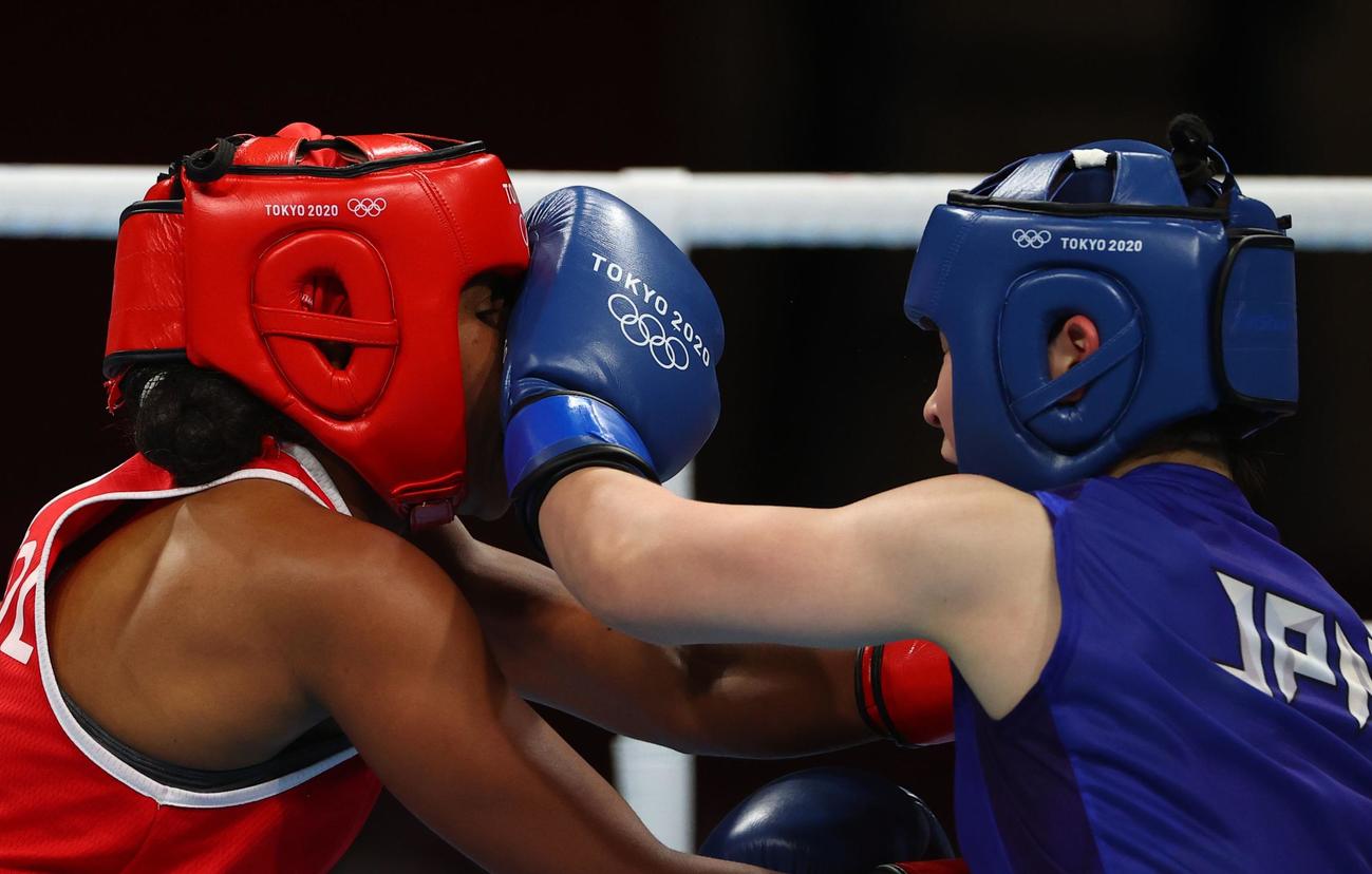ボクシング　女子フライ級準々決勝　コロンビア選手を攻める並木月海（右）（ロイター）