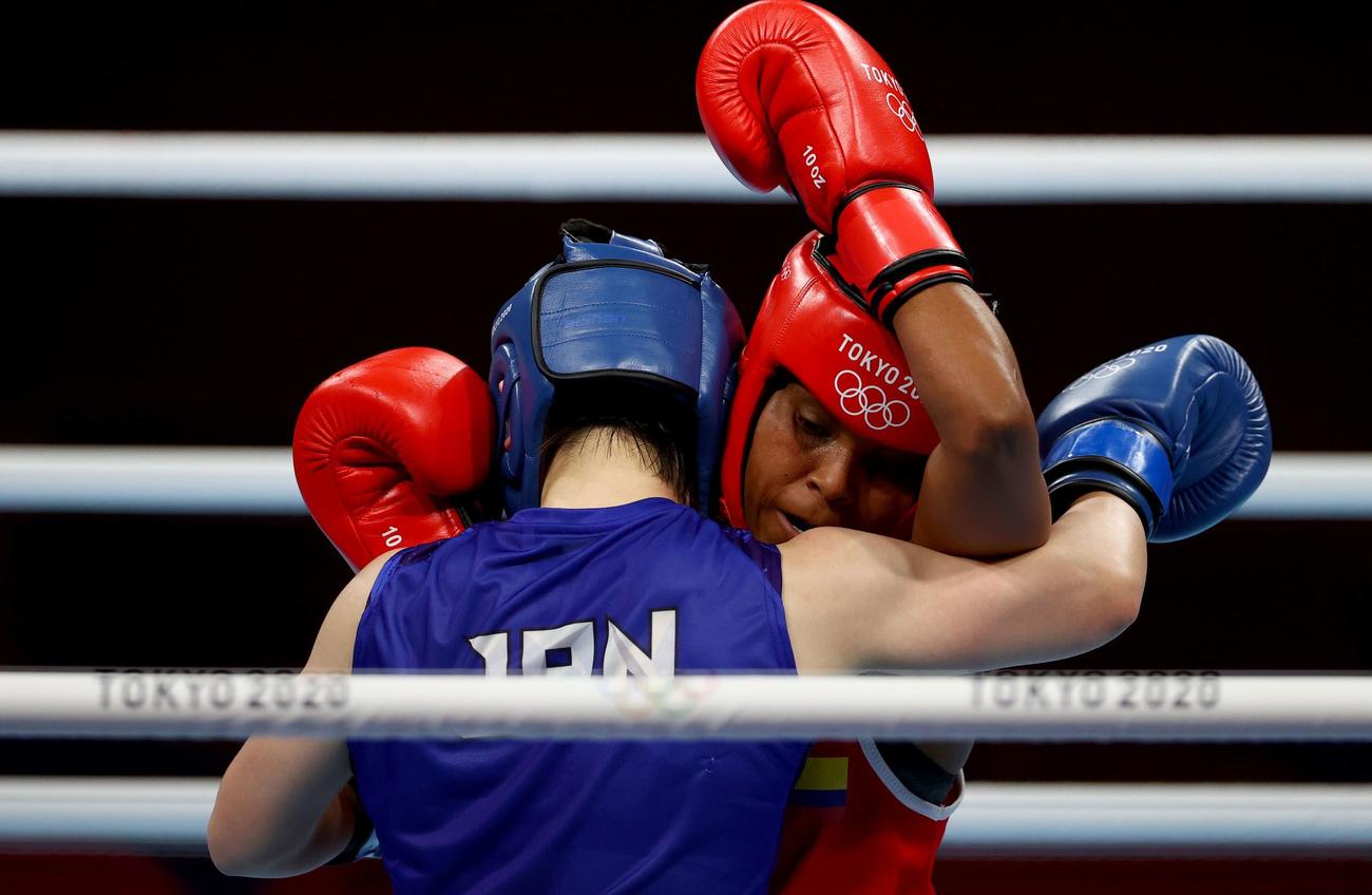 ボクシング　女子フライ級準々決勝　並木月海（手前）（ロイター）