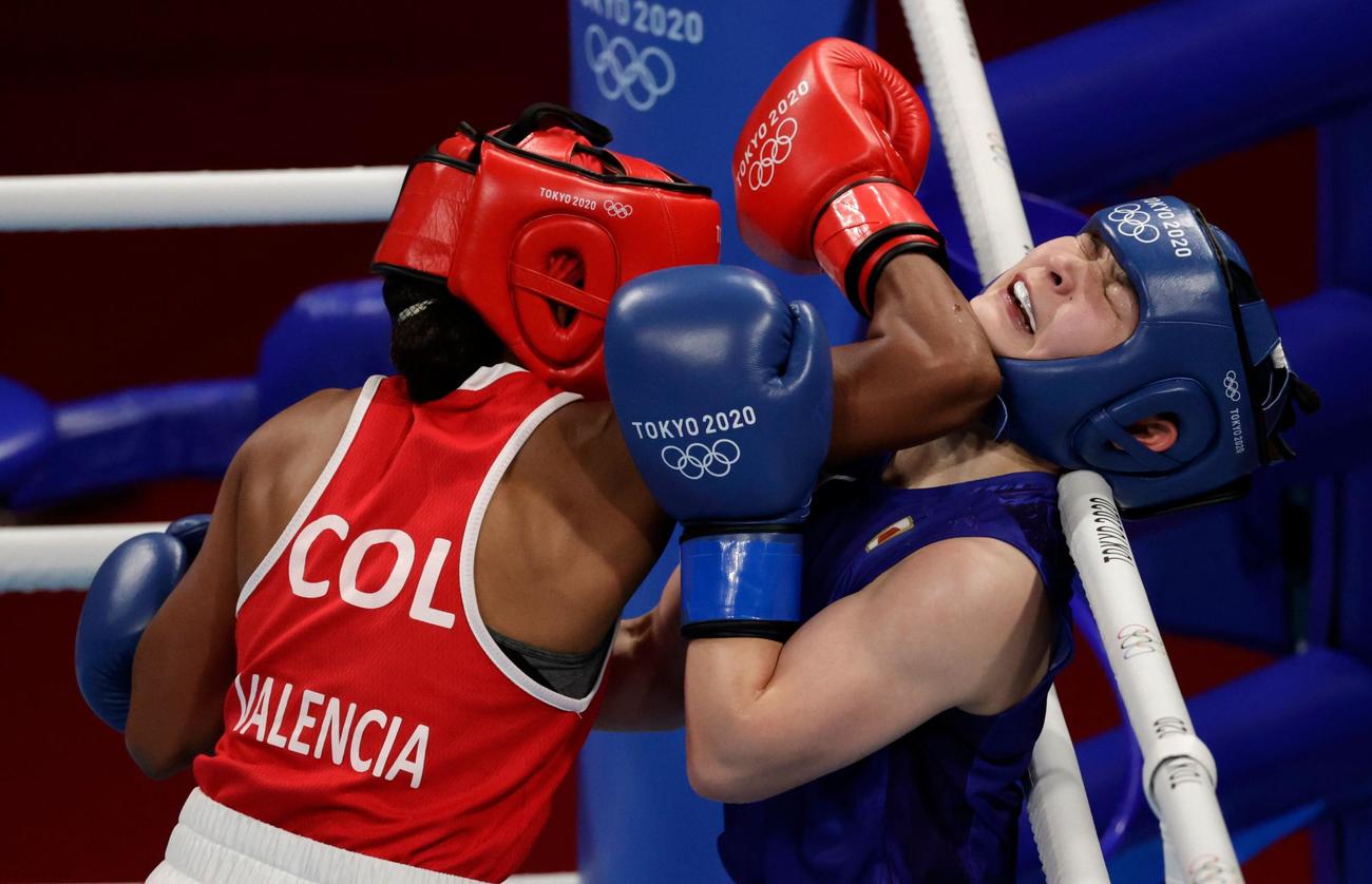 女子フライ級準々決勝　コロンビアのバレンシア（左）の激しい攻撃に耐える並木月海（ロイター）