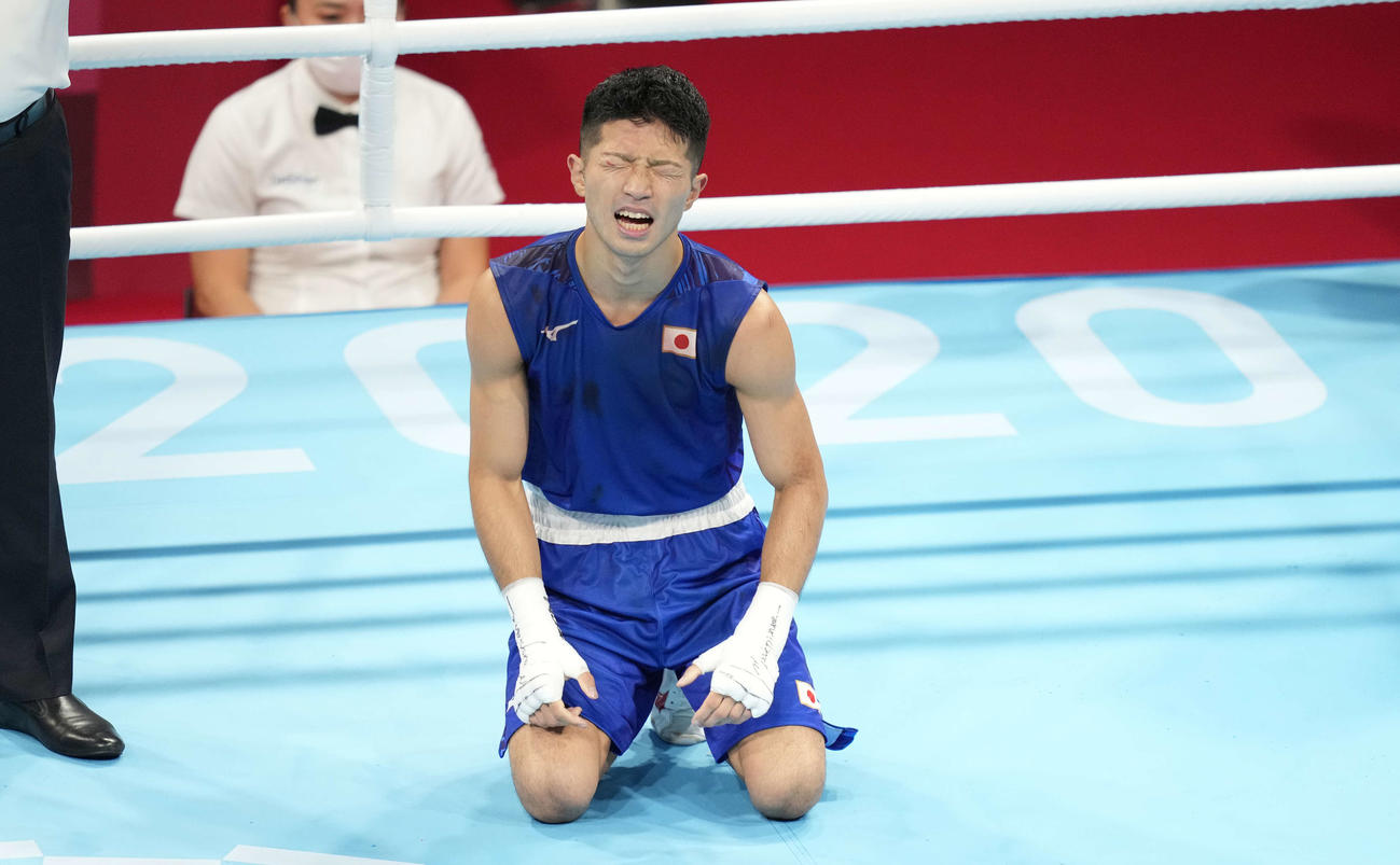 ボクシング　男子フライ級準々決勝　マルティネスに勝利し準決勝進出を決め、崩れ落ちる田中（撮影・鈴木みどり）