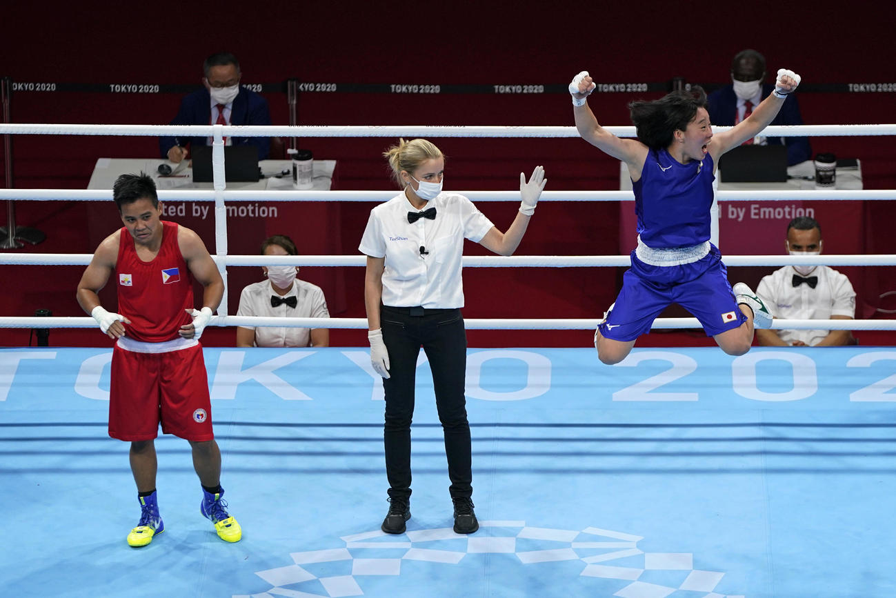 勝利のコールにジャンプして喜ぶ入江聖奈（AP）