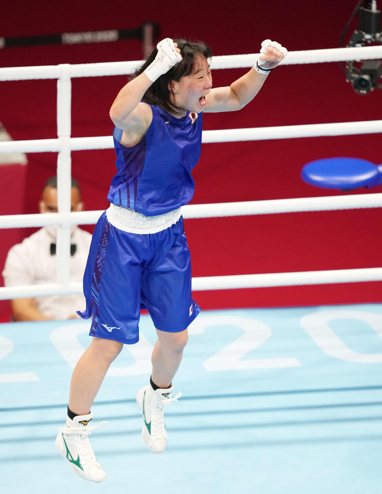 ボクシング女子フェザー級決勝　ペテシオに勝利し金メダルを獲得し、跳びはねながらガッツポーズする入江（撮影・鈴木みどり）