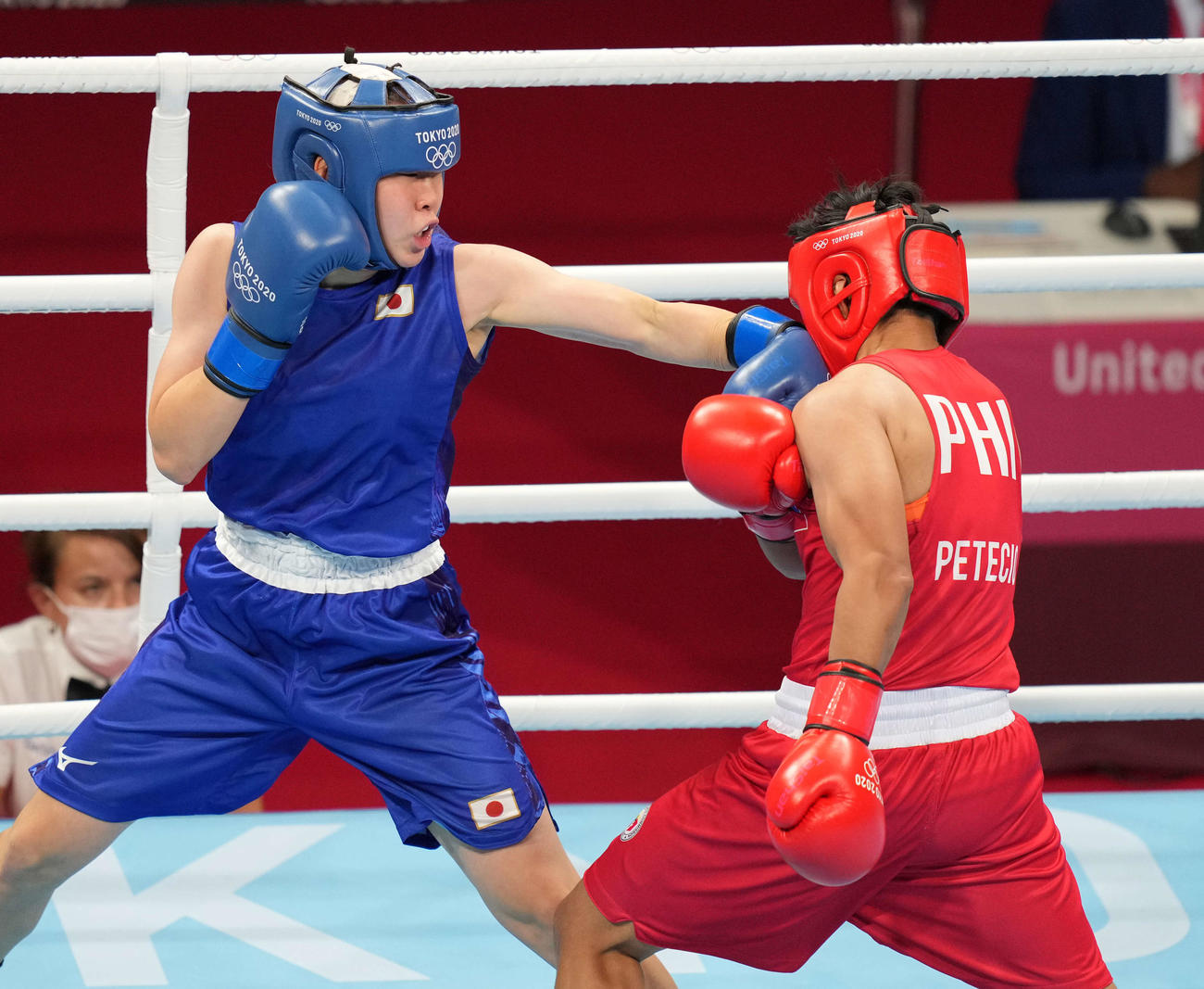 ボクシング女子フェザー級決勝　2回、ペテシオ（右）を攻める入江（撮影・鈴木みどり）