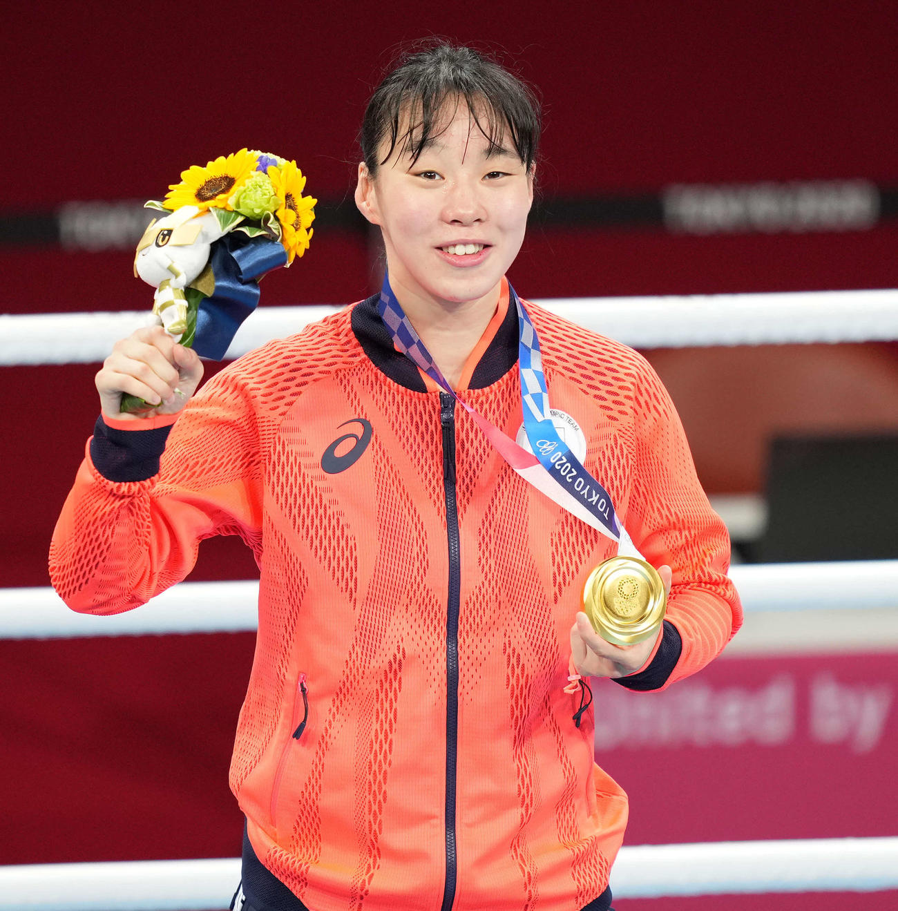 ボクシング女子フェザー級決勝　金メダルを手に笑顔の入江（撮影・鈴木みどり）