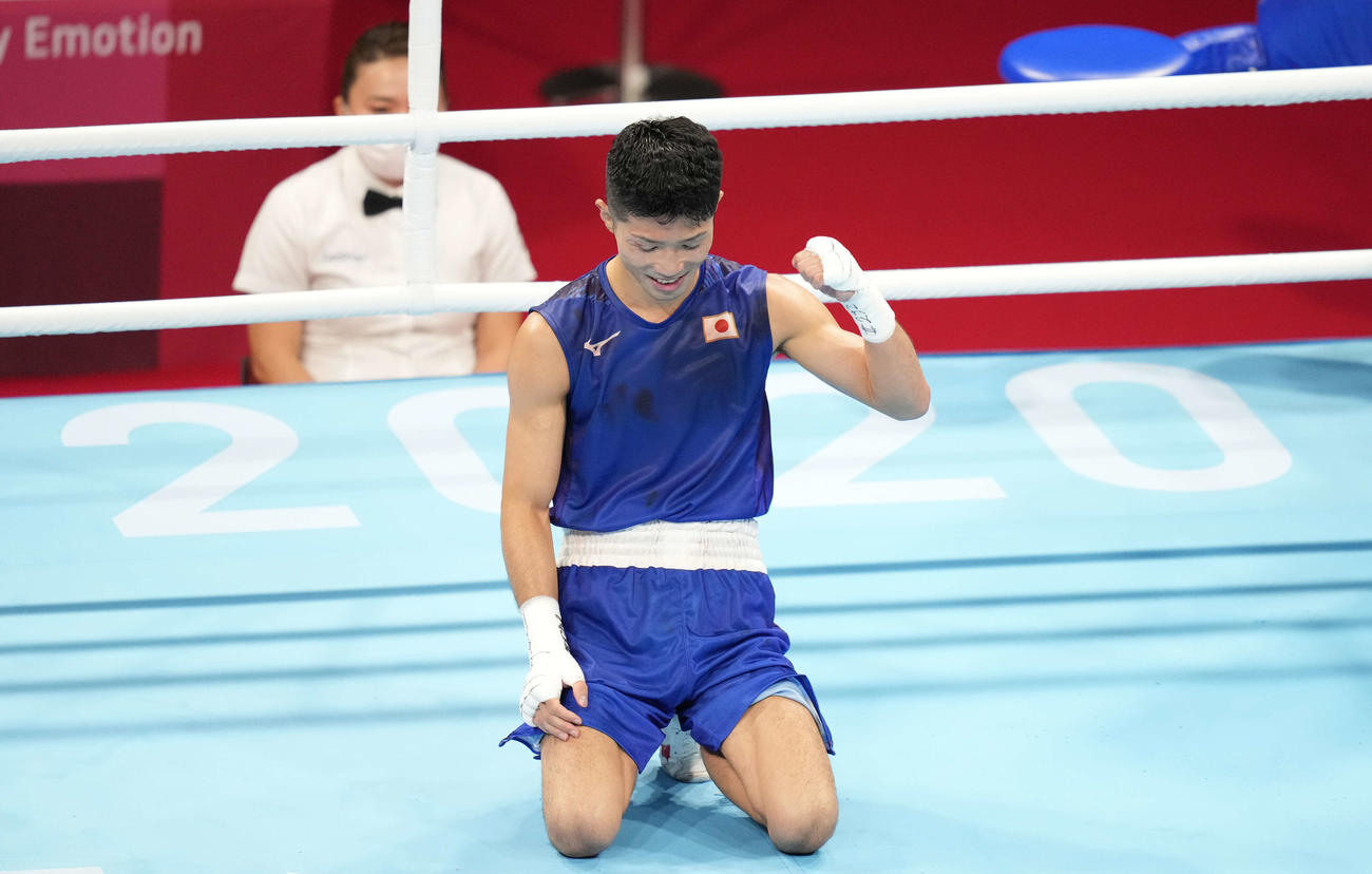 ボクシング男子フライ級準々決勝　マルティネスリバスに勝利し準決勝進出を決め、ガッツポーズする田中（撮影・鈴木みどり）