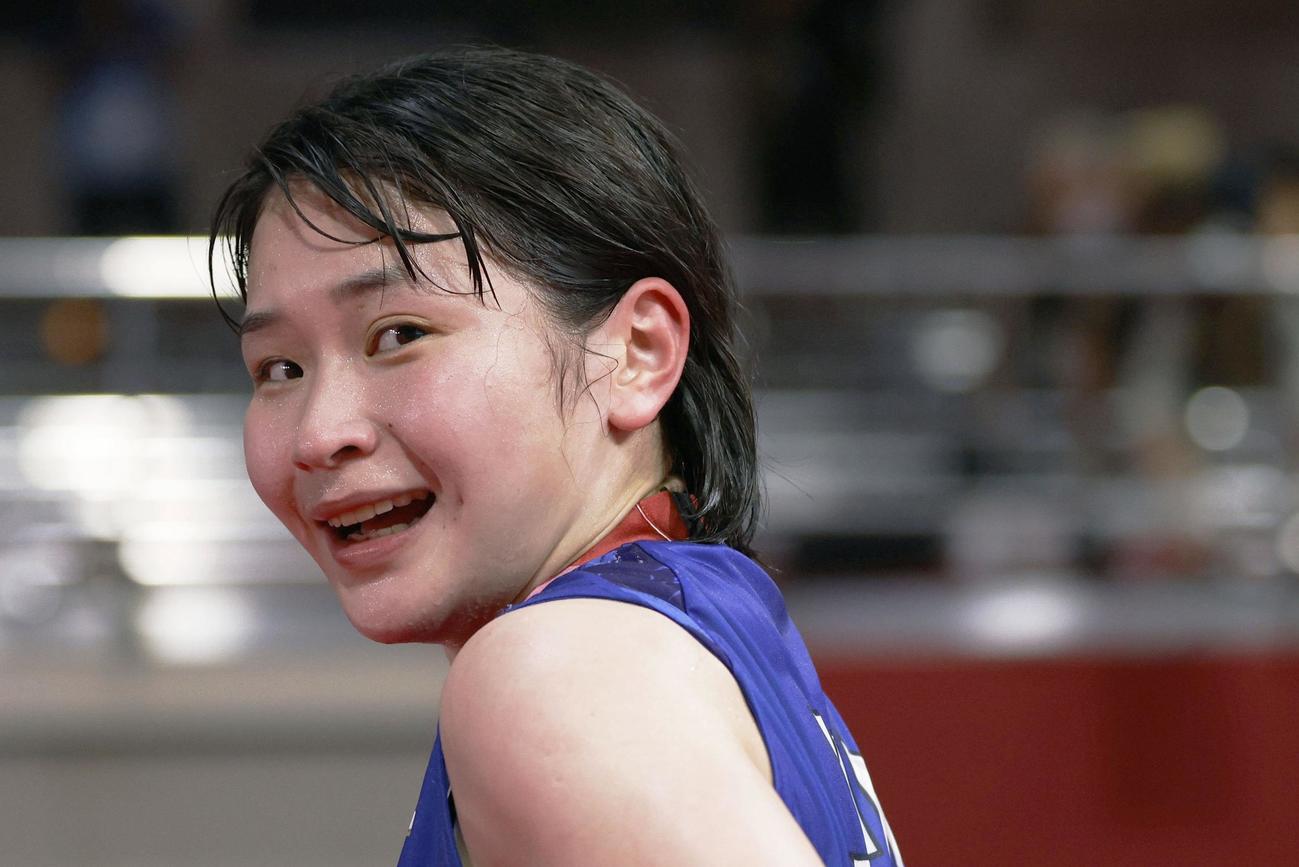 女子フライ級準々決勝で勝利し、笑顔で引き揚げる並木月海（共同）