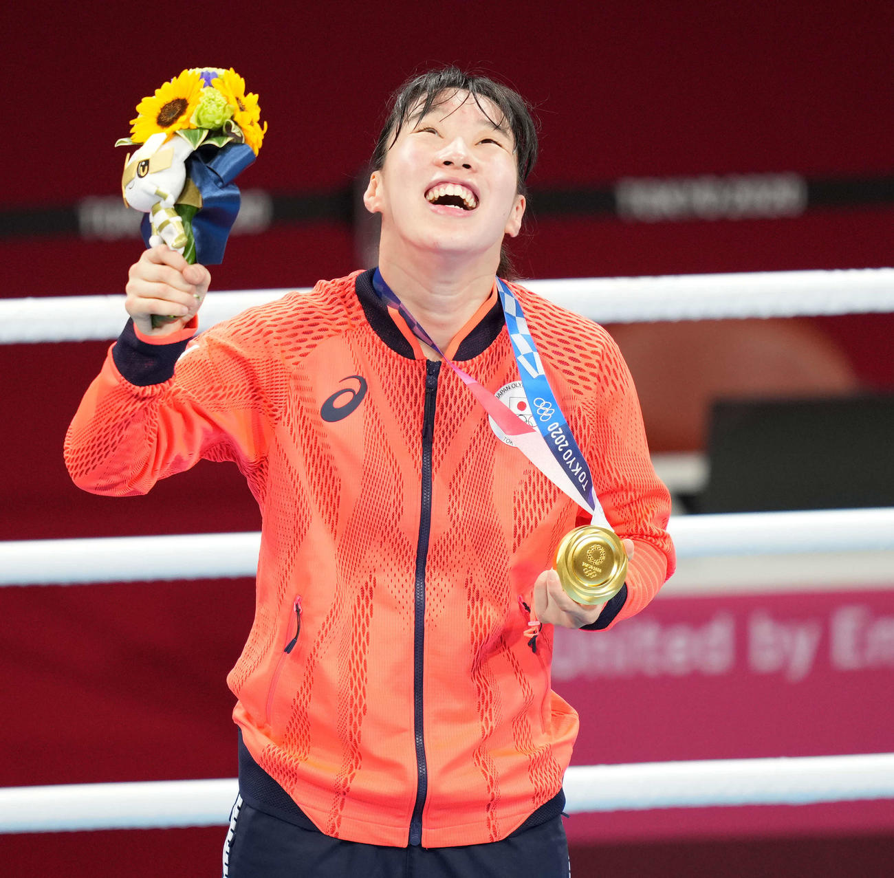 ボクシング女子フェザー級決勝　金メダルを手に笑顔の入江（撮影・鈴木みどり）