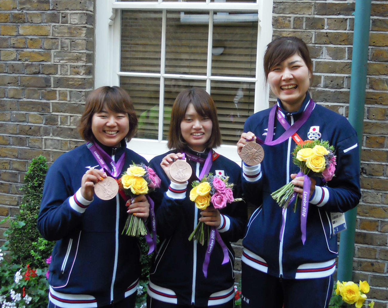 ロンドン五輪　アーチェリー女子団体3位で日本女子アーチェリー史上初のメダルを獲得した左から蟹江美貴、川中香緒里、早川漣（2012年7月29日撮影）