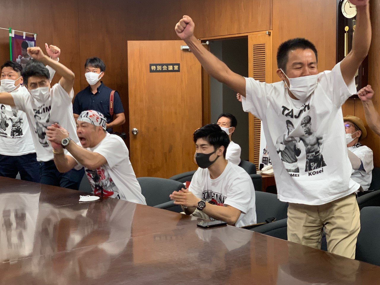田中の勝利を喜ぶ陣営。中央は元世界3階級世界王者の弟恒成（畑中ジム提供）