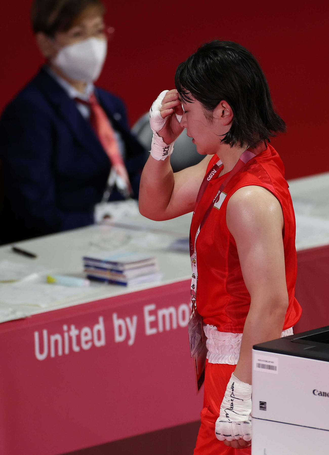 ボクシング女子フライ級準決勝、クラステバに敗れ引き揚げる並木（撮影・河野匠）