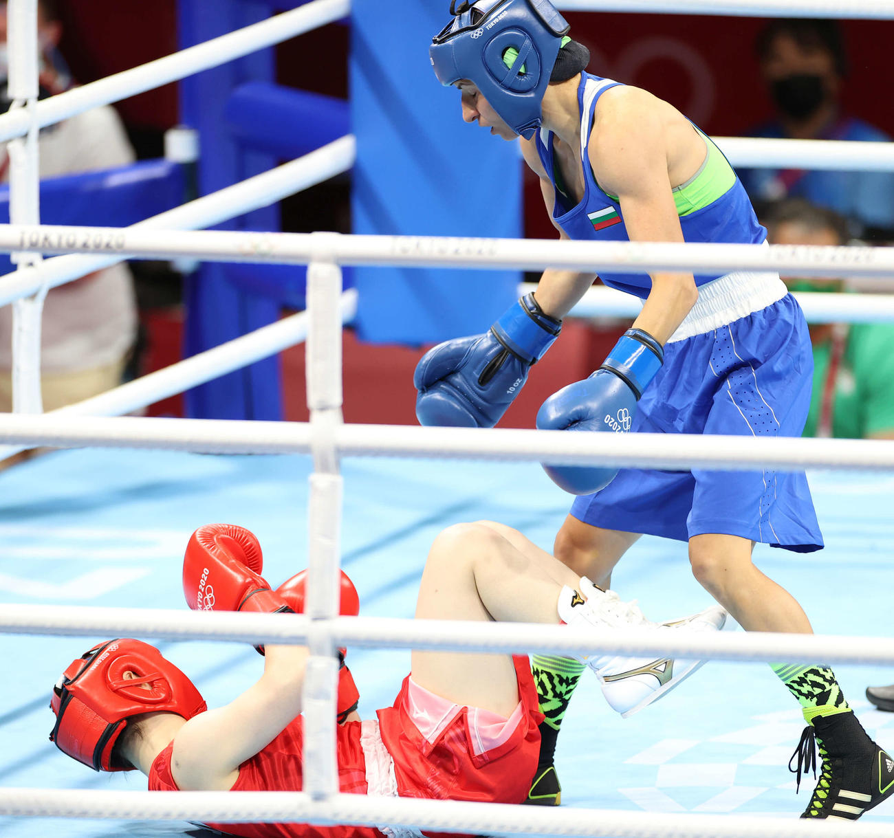 ボクシング女子フライ級準決勝、クラステバ（右）に倒される並木（撮影・河野匠）