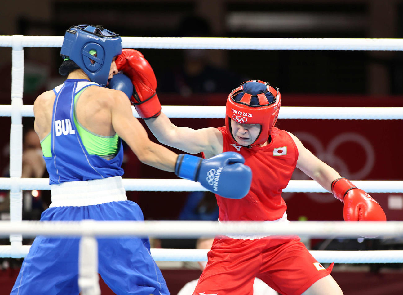 ボクシング女子フライ級準決勝、クラステバ（左）を攻める並木（撮影・河野匠）