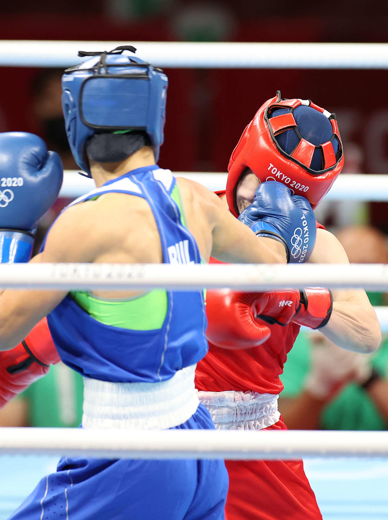 ボクシング女子フライ級準決勝、クラステバ（手前）から顔面にパンチをもらう並木（撮影・河野匠）