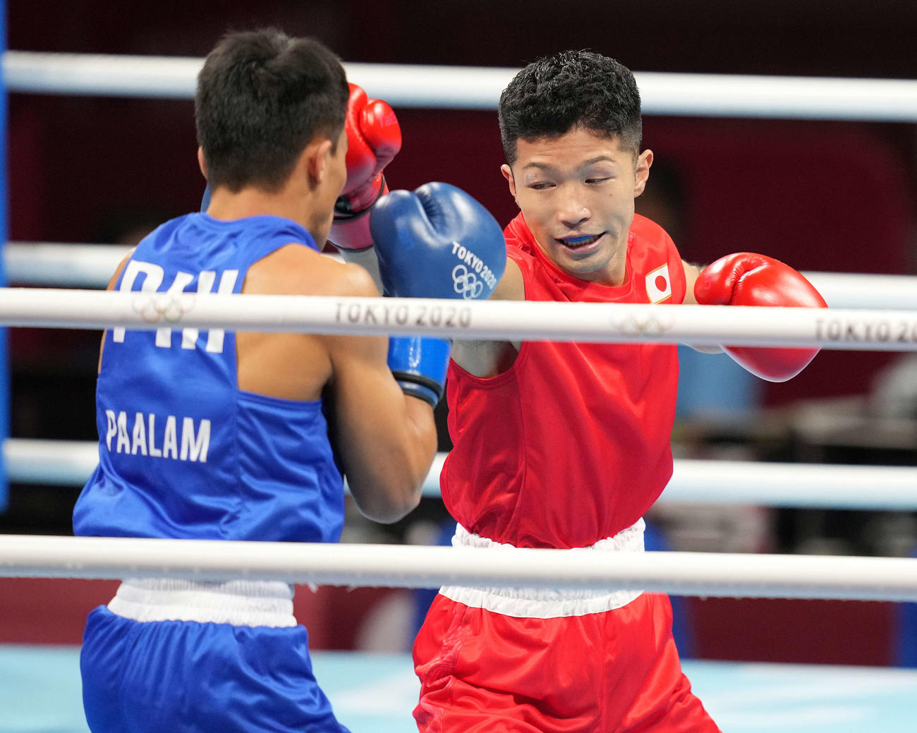 男子フライ級準決勝　1回、カルロ・パーラム（左）を攻める田中（撮影・鈴木みどり）