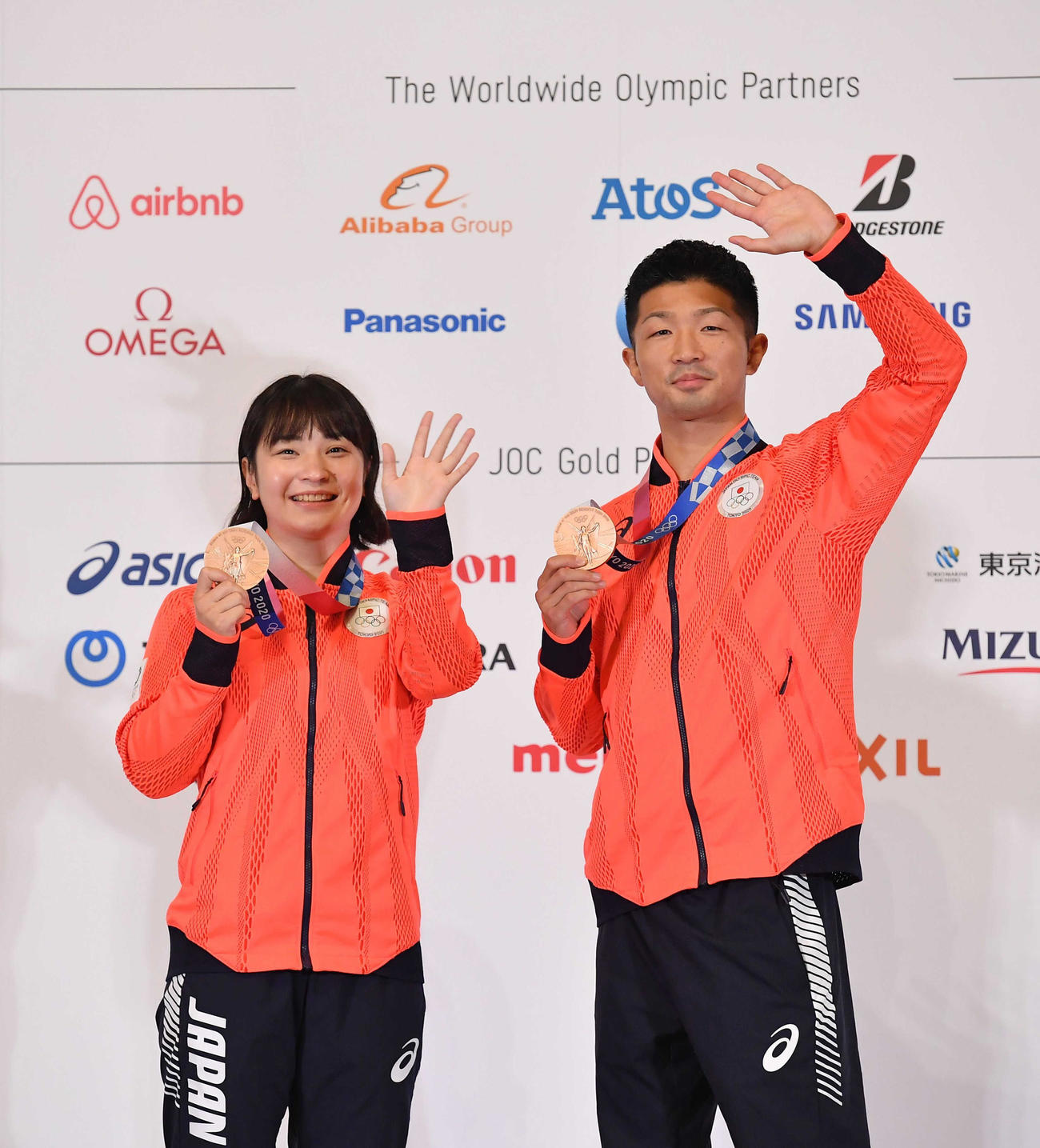 一夜明け会見を終え、メダルを手にする並木（左）と田中（代表撮影）