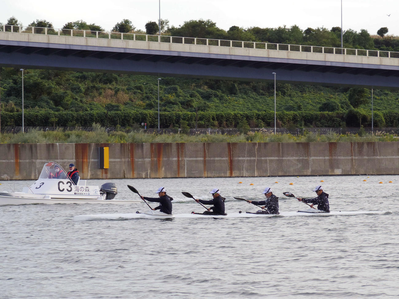 東京五輪会場となる海の森水上競技場で練習を公開するカヌー・スプリント男子カヤックフォア東京五輪代表チーム（撮影・奥岡幹浩）