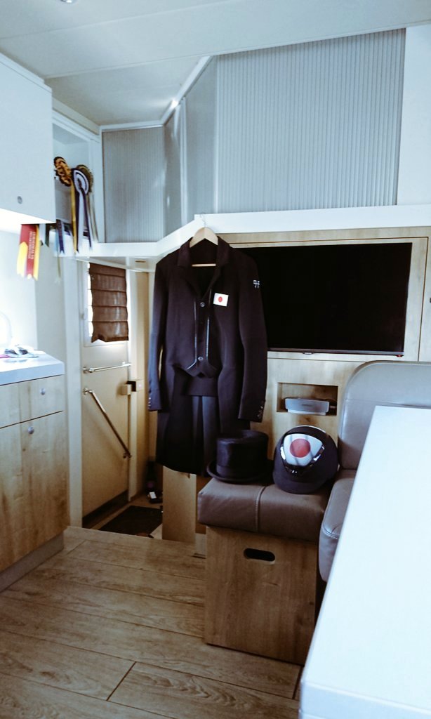 大岩義明が自ら運転する馬運車の居住スペース。欧州を転戦するときは長距離で3000キロも運転し、数週間この車で寝泊まりすることもある（本人提供）
