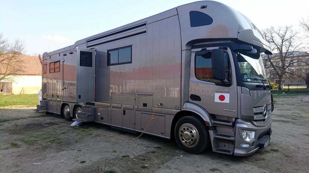 大岩義明が自ら運転する馬運車。欧州を転戦するときは長距離で3000キロも運転し、数週間この車で寝泊まりすることもある（本人提供）