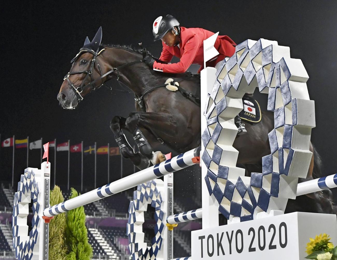 総合馬術　決勝の障害飛越で競技する戸本（共同）