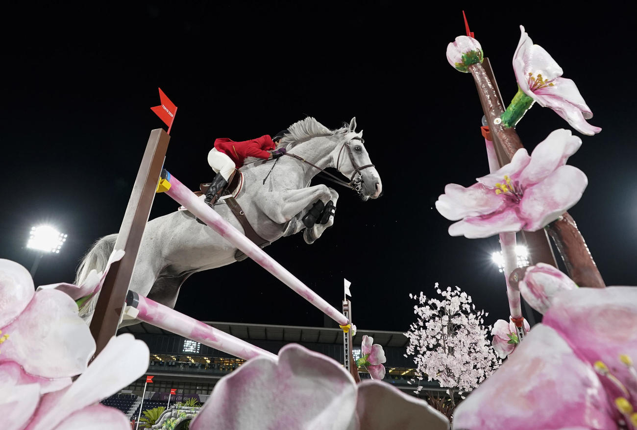 8月4日の障害飛越個人で桜の花が装飾された障害を越えるルシアナ・ディニシュ（ＡＰ）