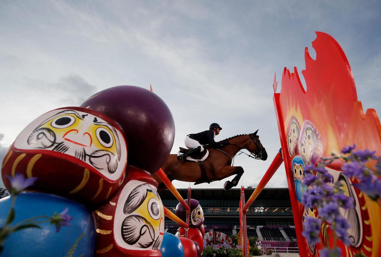 ８月２日の総合馬術の障害飛越でダルマのオブジェで装飾された障害を越えるカリムフローラン・ラグア（ロイター）