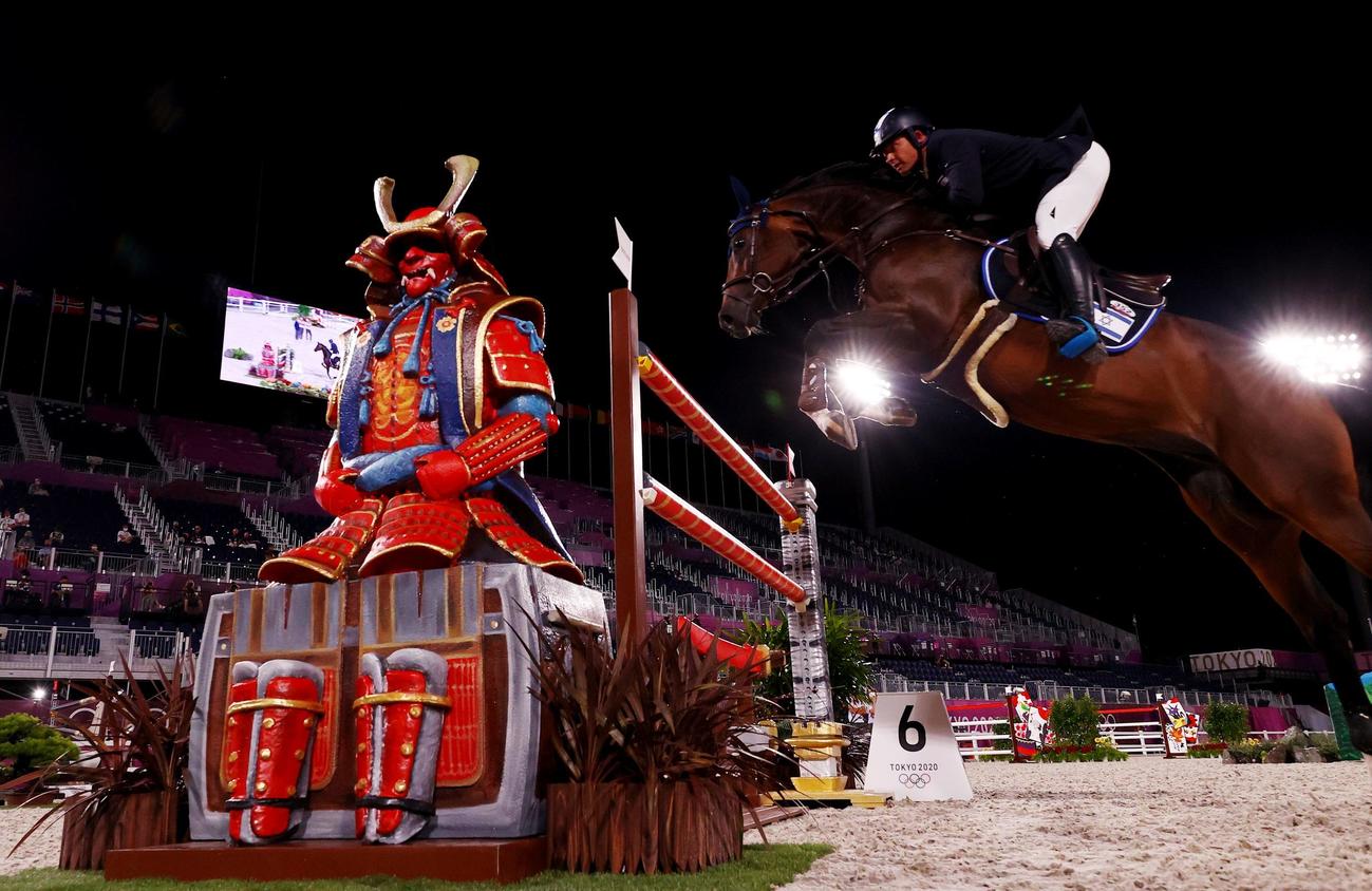 ８月６日の障害飛越団体で武士の鎧兜が装飾された障害を越えるアルベルト・ミチャン（ロイター）