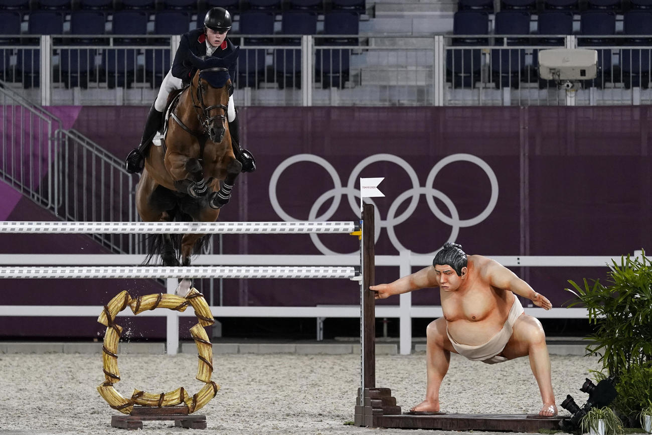 8月3日の障害飛越で力士のオブジェが装飾された障害を越えるハリー・チャールズ（ＡＰ）