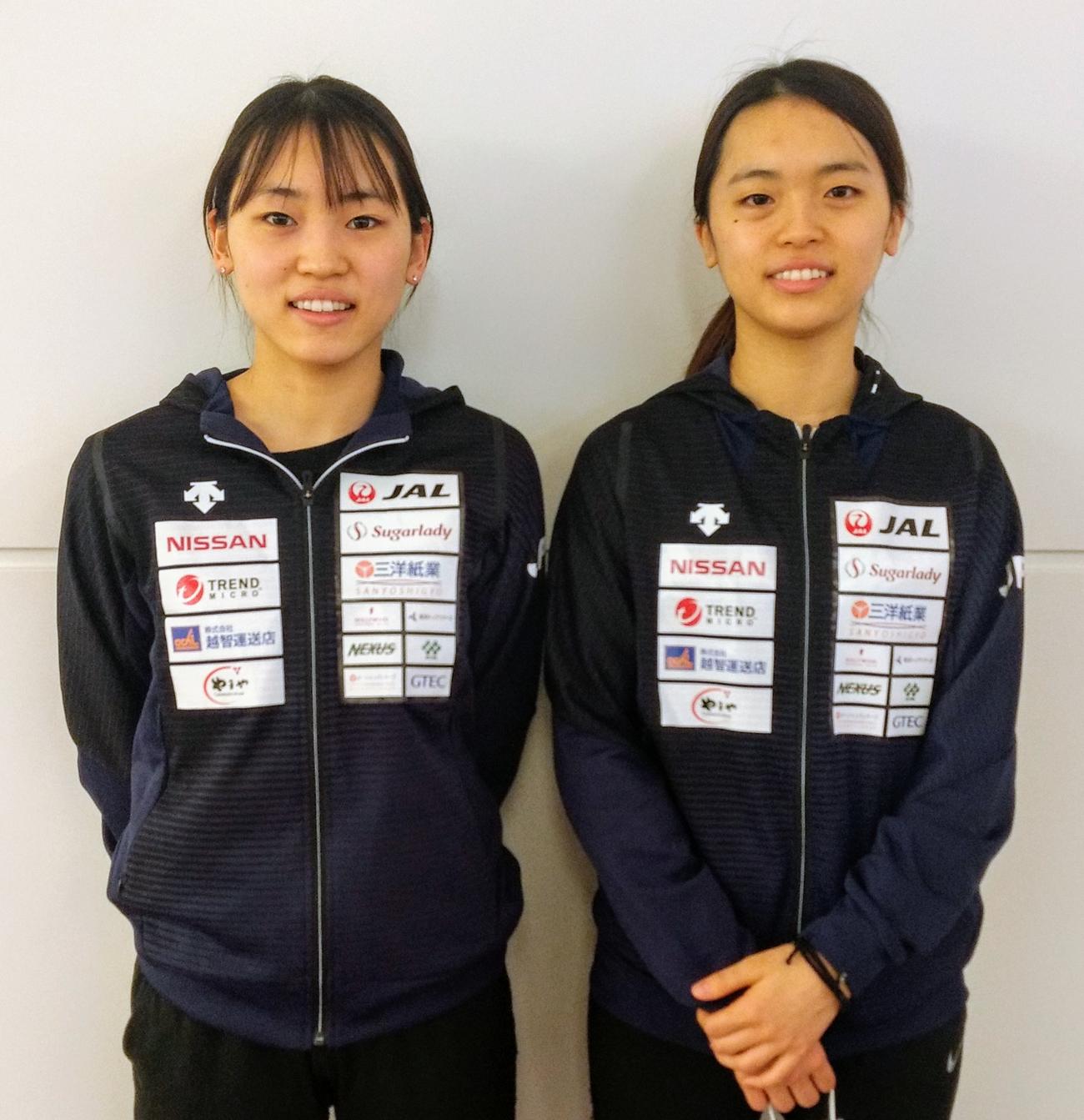 帰国して取材に応じたフェンシング女子フルーレ日本代表の東莉央（右）晟良姉妹（撮影・木下淳）