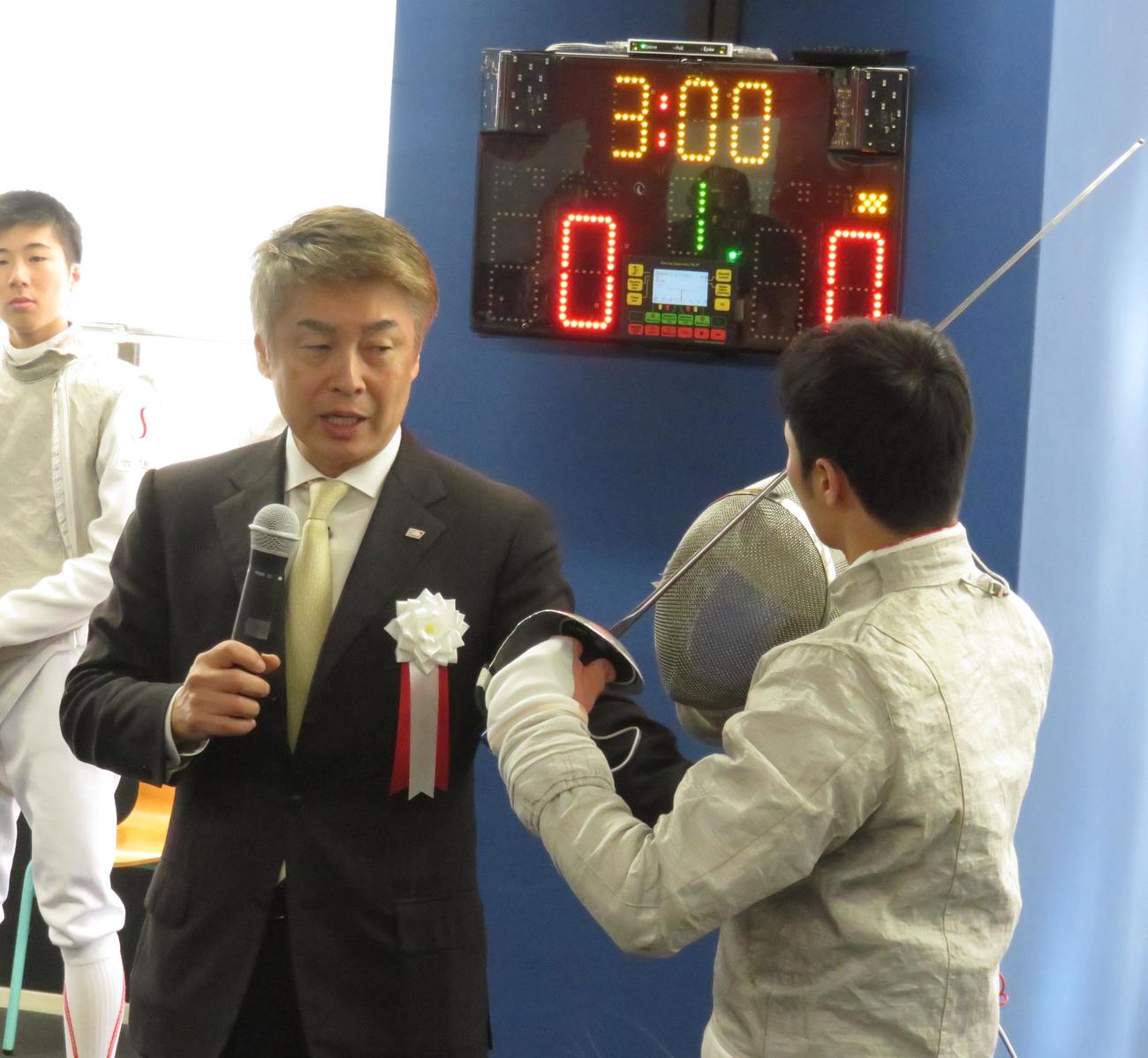 入学式でフェンシングのルールを説明する元日本代表監督の江村宏二氏（左）（2019年4月13日撮影）