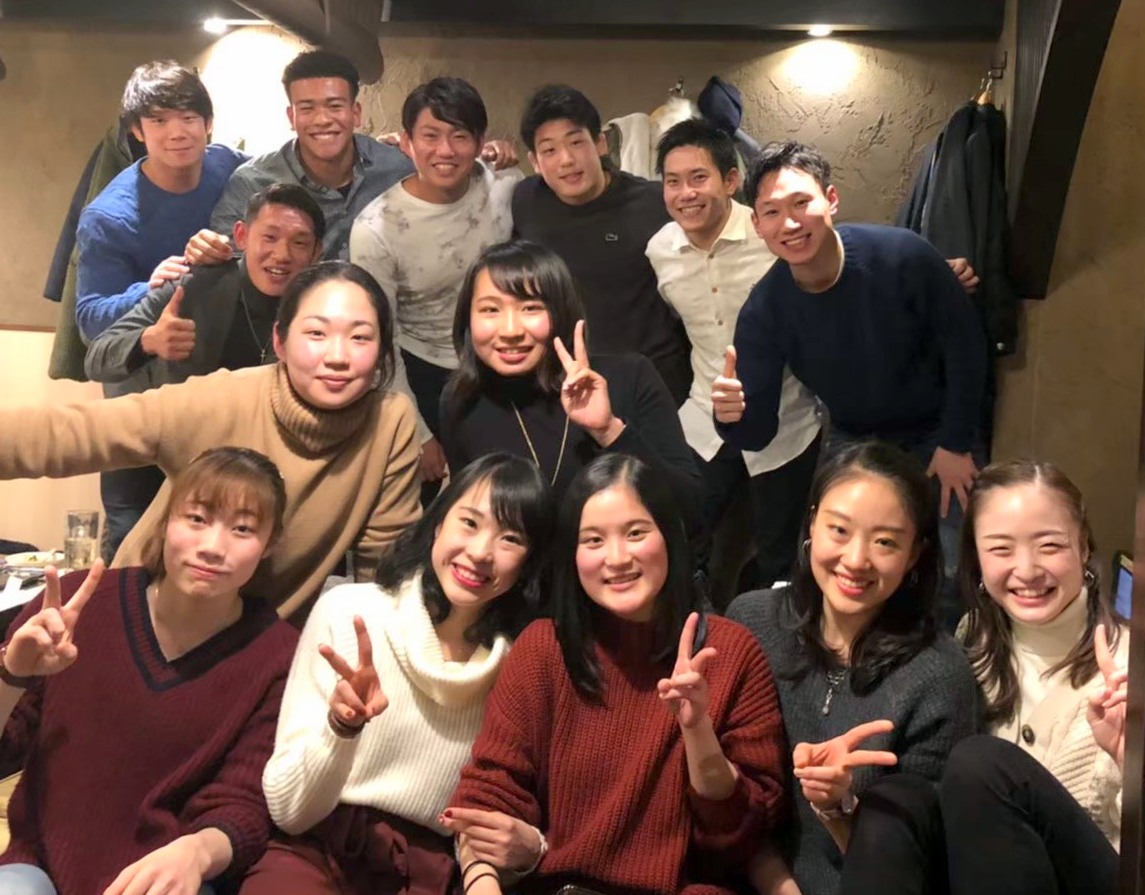 「97年会」で記念撮影。後列右端がフェンシング男子フルーレ日本代表の西藤（本人提供）