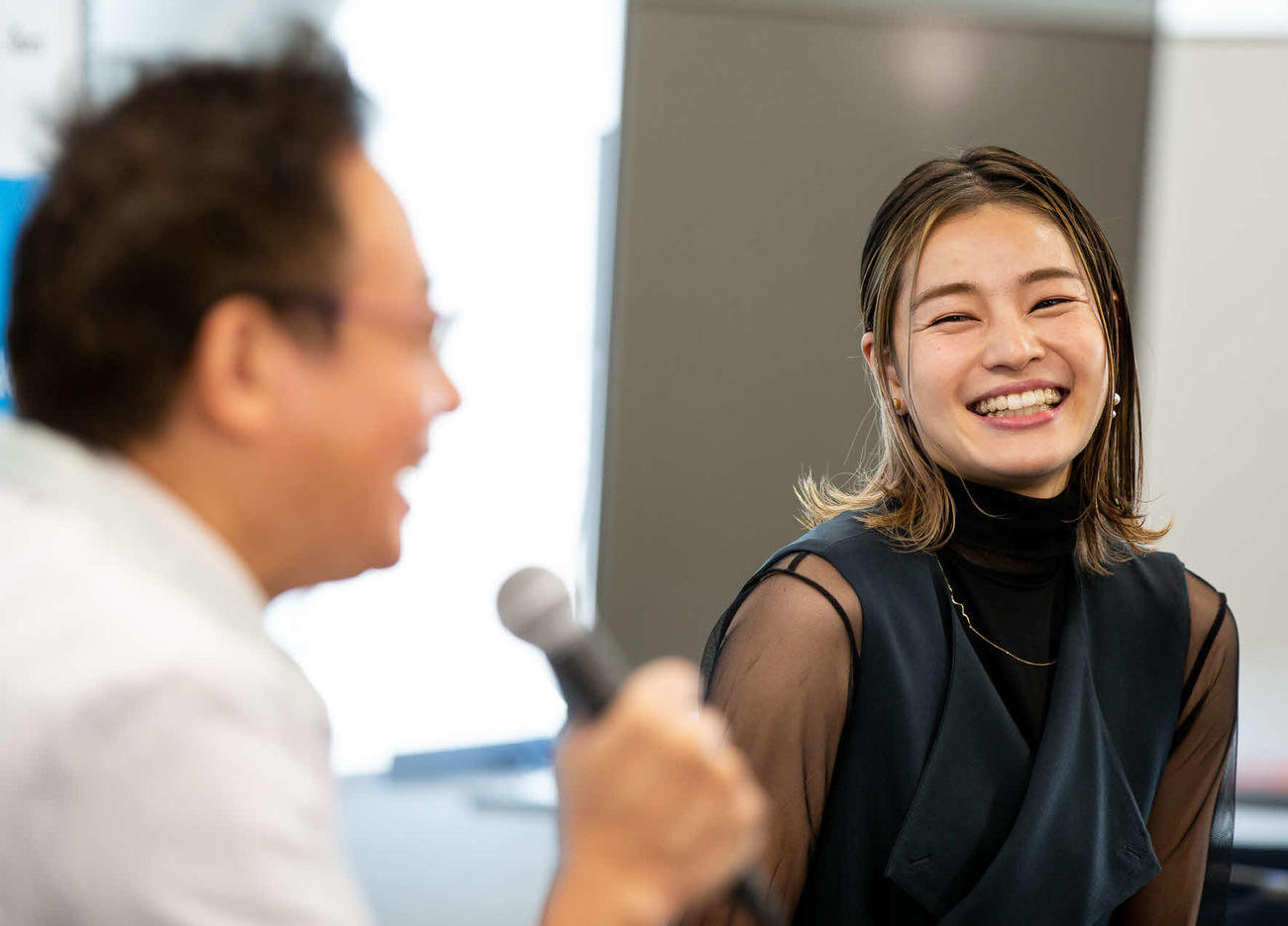 オンライン記者会見に出席し、横谷氏との対談で笑顔を見せる才藤歩夢