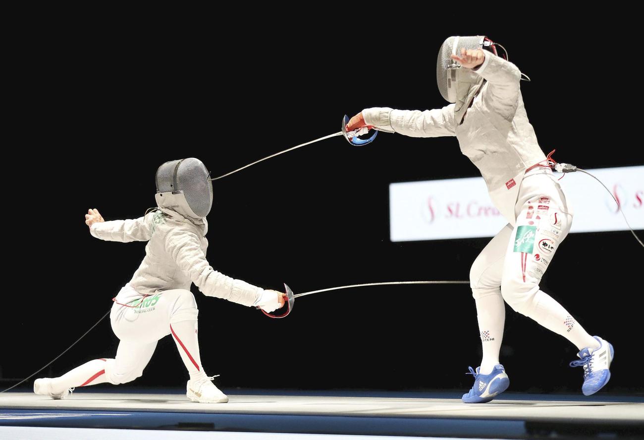 女子サーブル決勝　青木千佳（左）を攻める福島史帆実（日本フェンシング協会提供