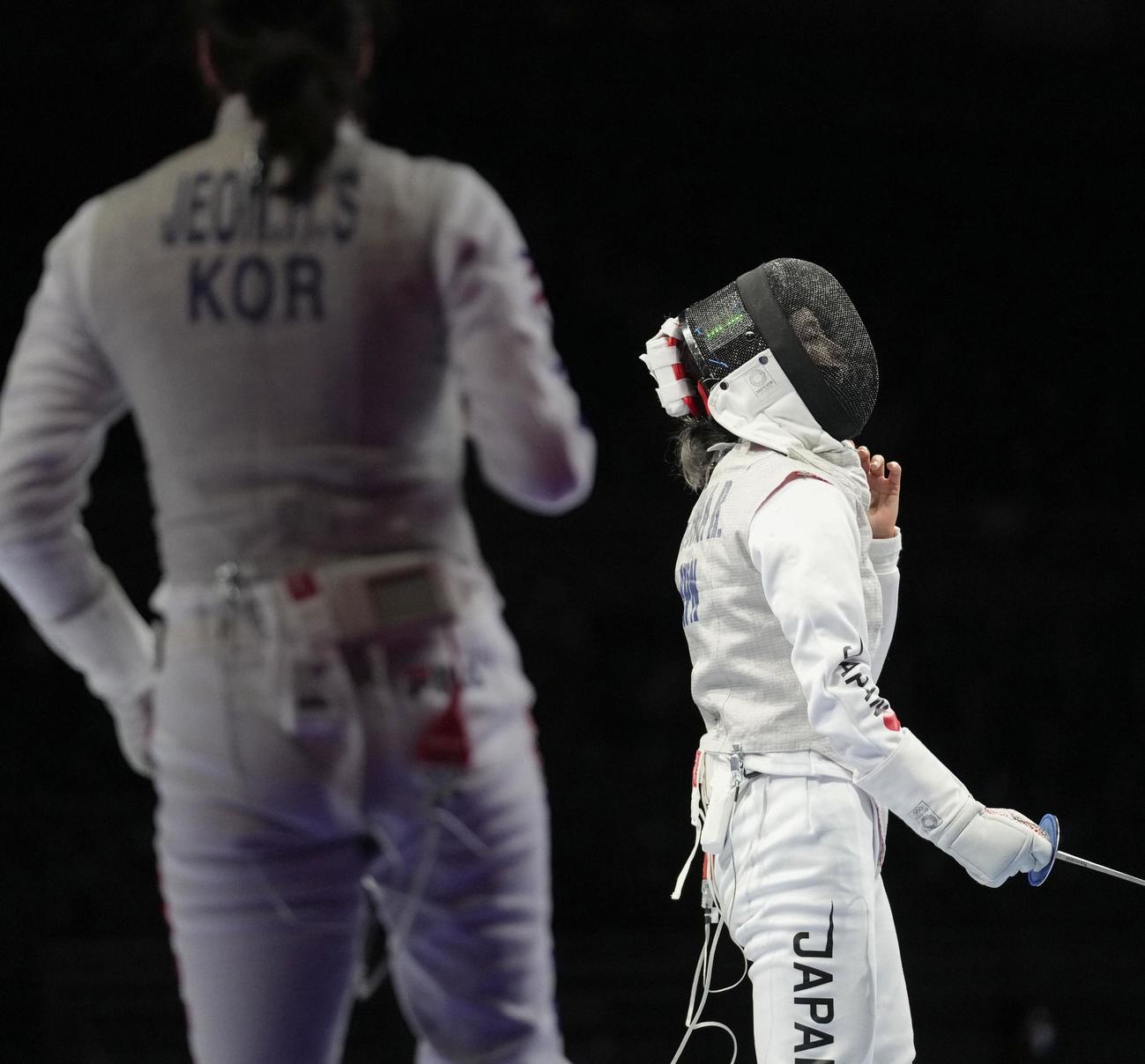女子フルーレ個人2回戦で韓国選手（左）に敗れた東莉央（共同）