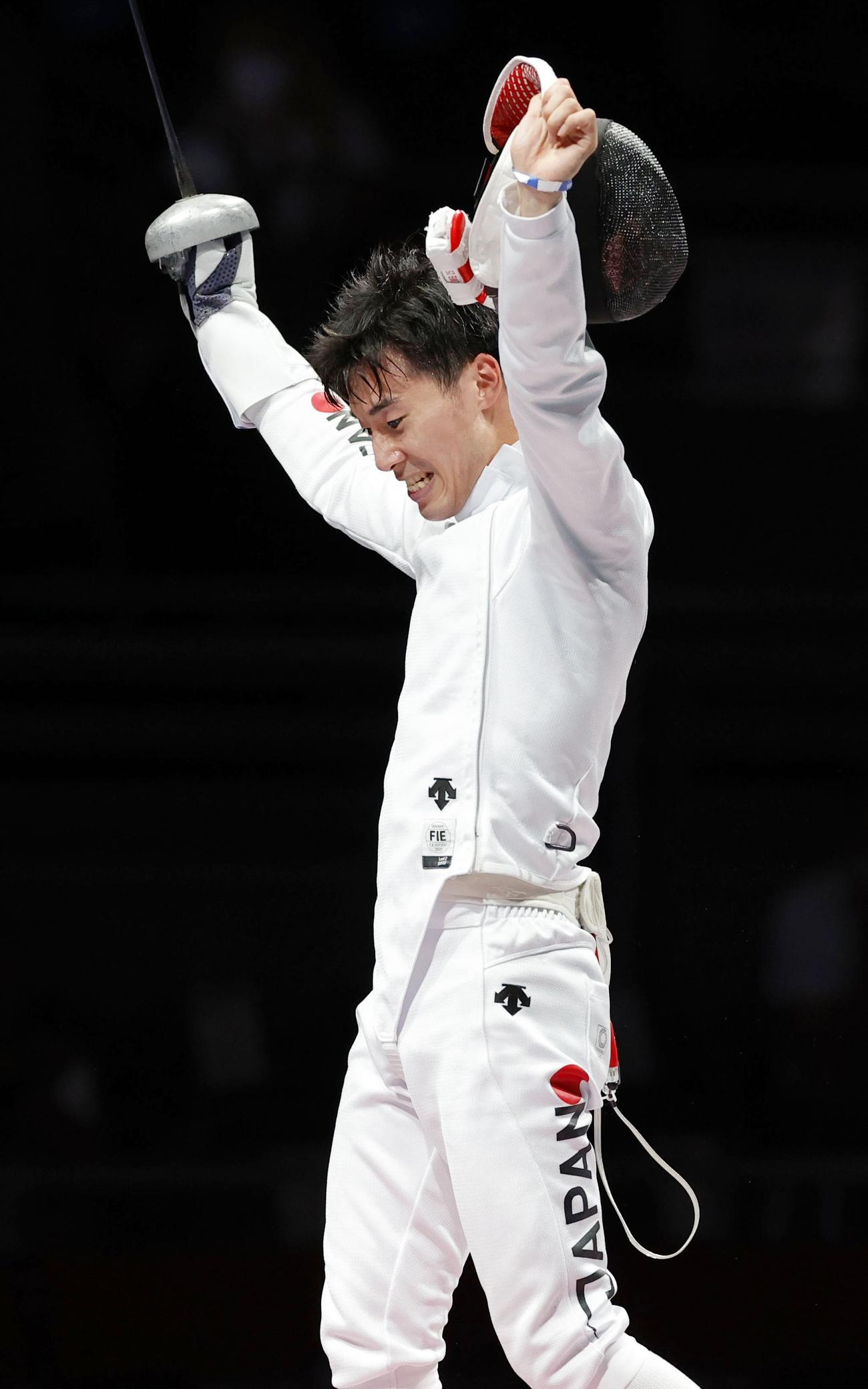 男子エペ個人2回戦でイタリア選手を破り、喜ぶ加納虹輝（共同）